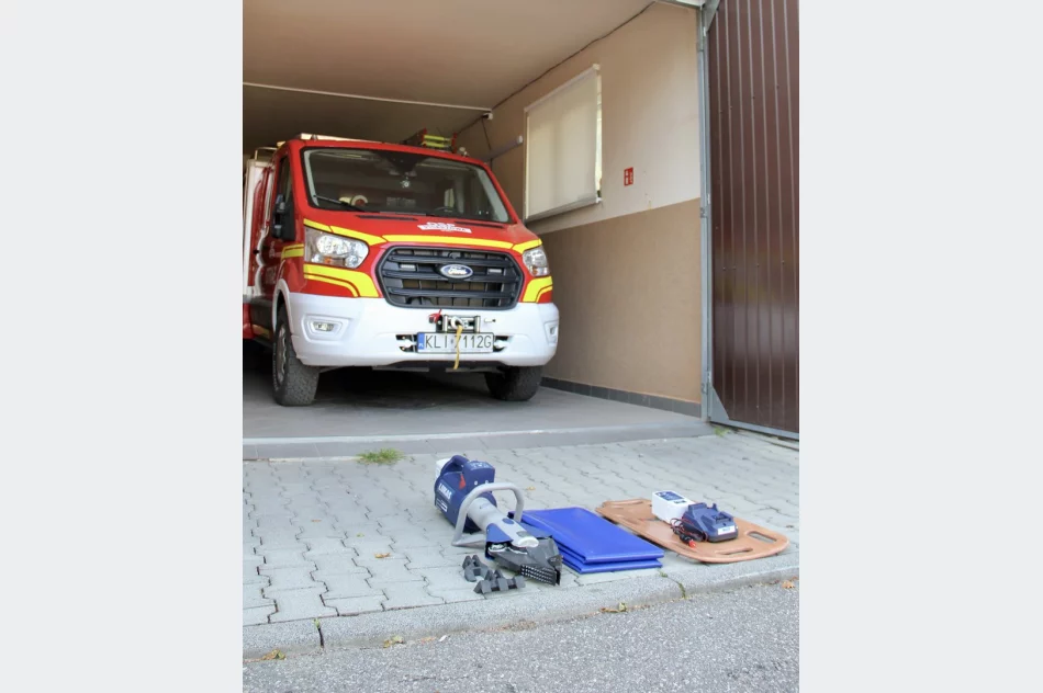 Przekazanie nowego zestawu hydraulicznego jednostce Ochotniczej Straży Pożarnej Pisarzowa - zdjęcie 4