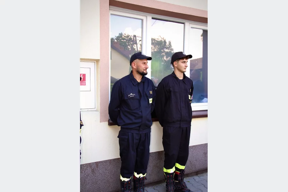 Przekazanie nowego zestawu hydraulicznego jednostce Ochotniczej Straży Pożarnej Pisarzowa - zdjęcie 6
