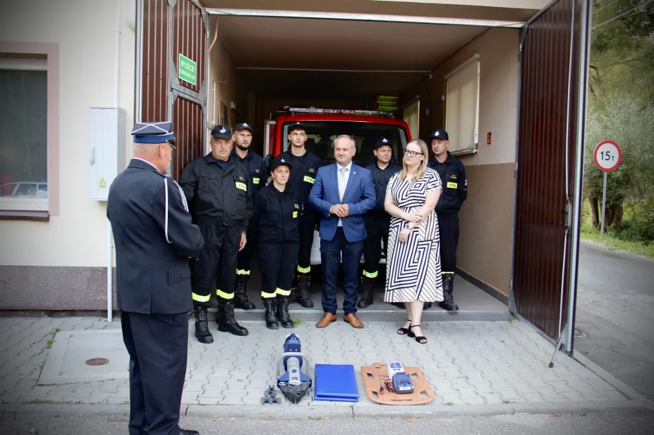 Przekazanie nowego zestawu hydraulicznego jednostce Ochotniczej Straży Pożarnej Pisarzowa - zdjęcie 9