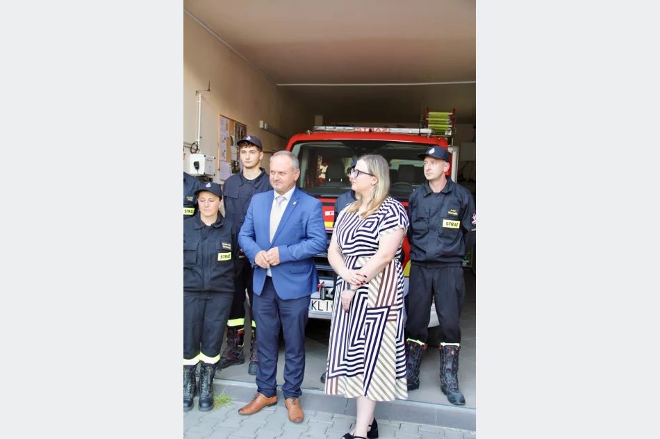 Przekazanie nowego zestawu hydraulicznego jednostce Ochotniczej Straży Pożarnej Pisarzowa - zdjęcie 11