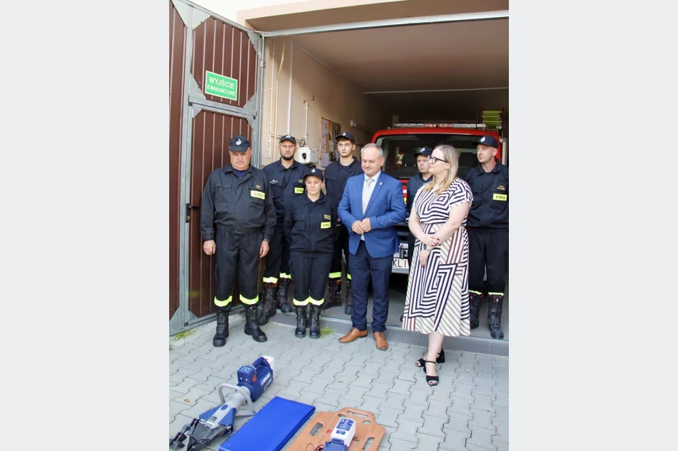 Przekazanie nowego zestawu hydraulicznego jednostce Ochotniczej Straży Pożarnej Pisarzowa - zdjęcie 12