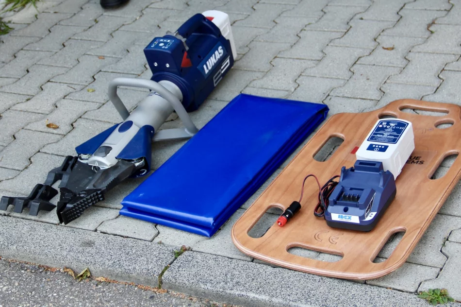 Przekazanie nowego zestawu hydraulicznego jednostce Ochotniczej Straży Pożarnej Pisarzowa - zdjęcie 13