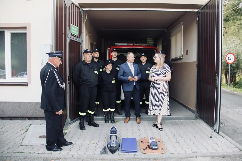 Przekazanie nowego zestawu hydraulicznego jednostce Ochotniczej Straży Pożarnej Pisarzowa - zdjęcie 14