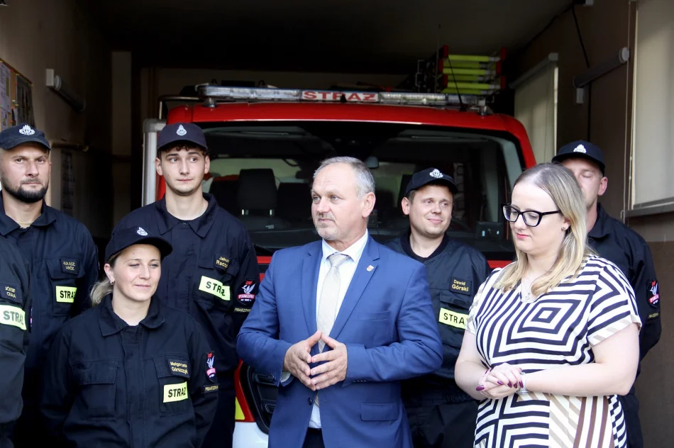 Przekazanie nowego zestawu hydraulicznego jednostce Ochotniczej Straży Pożarnej Pisarzowa - zdjęcie 15