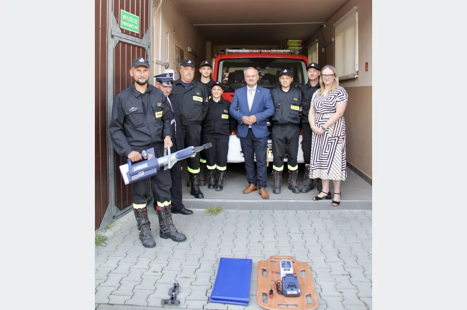 Przekazanie nowego zestawu hydraulicznego jednostce Ochotniczej Straży Pożarnej Pisarzowa - zdjęcie 17