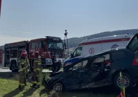 Wypadek dwóch samochodów, są poszkodowani - zdjęcie główne