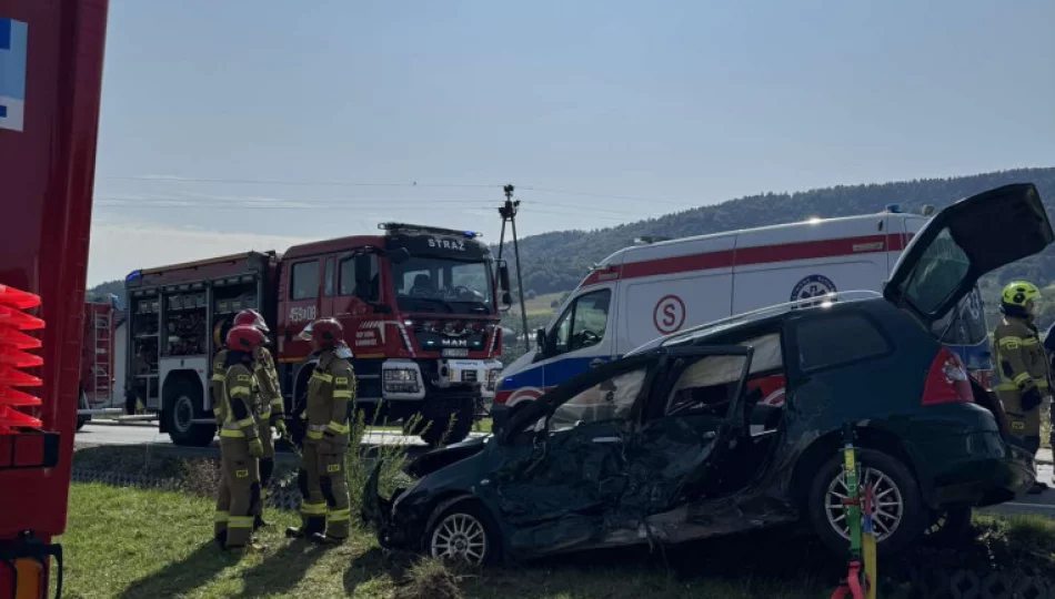 Wypadek dwóch samochodów, są poszkodowani - zdjęcie 1