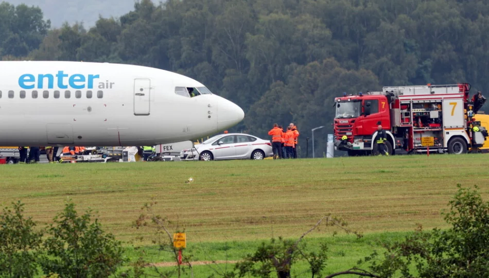 Trwają utrudnienia na lotnisku po tym, jak samolot wypadł z pasa - zdjęcie 1