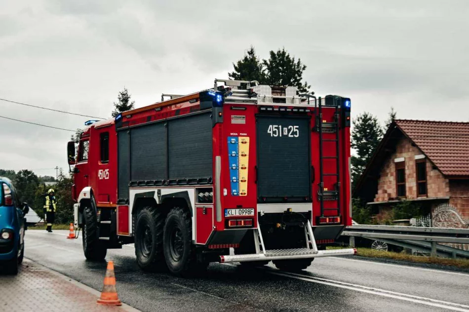 Wypadł z drogi i uderzył w ogrodzenie - zdjęcie 4