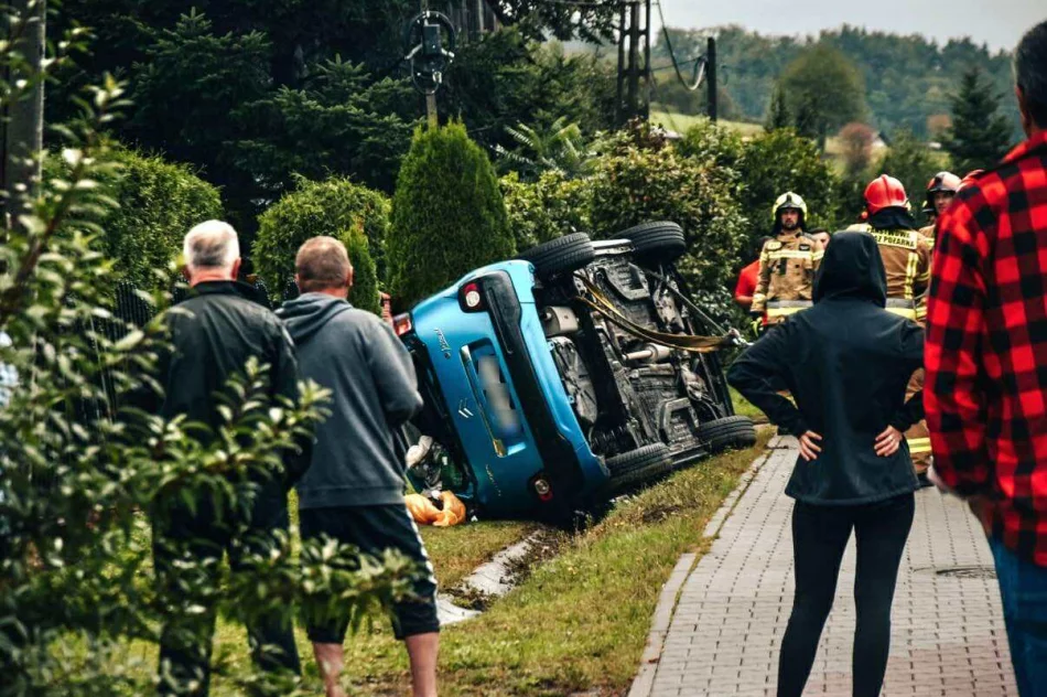 Wypadł z drogi i uderzył w ogrodzenie - zdjęcie 7