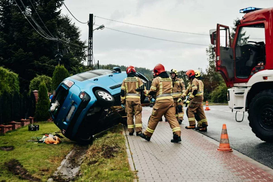 Wypadł z drogi i uderzył w ogrodzenie - zdjęcie 9