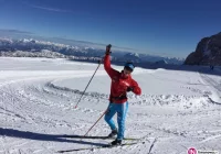 Młoda biegaczka trenuje na lodowcu - zdjęcie główne