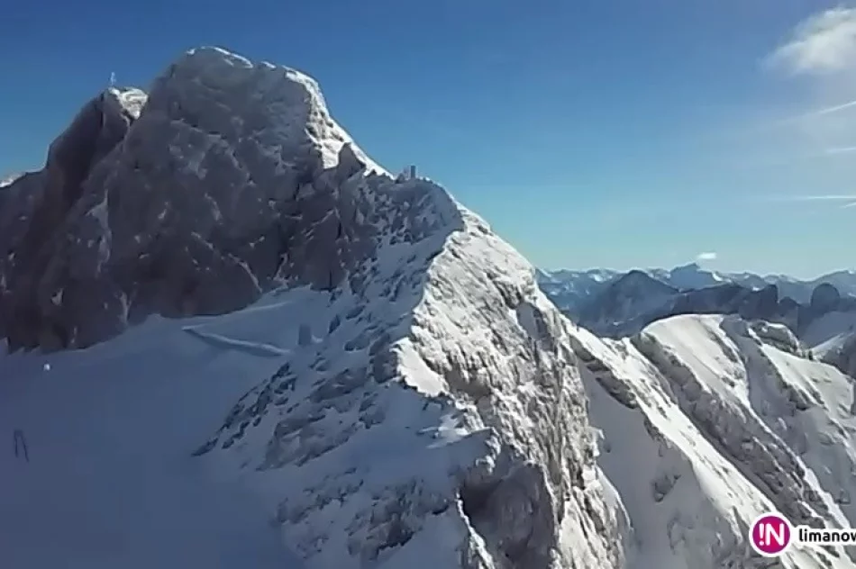 Młoda biegaczka trenuje na lodowcu - zdjęcie 4