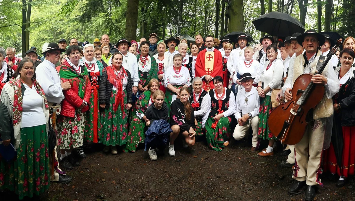 Spotkaniem turystów na Lubogoszczy zakończyły się wędrówki w ramach akcji „Odkryj Beskid Wyspowy 2025”
