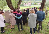 Zwiedzano odnowiony cmentarz - zdjęcie główne