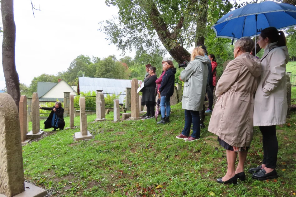 Zwiedzano odnowiony cmentarz - zdjęcie 15