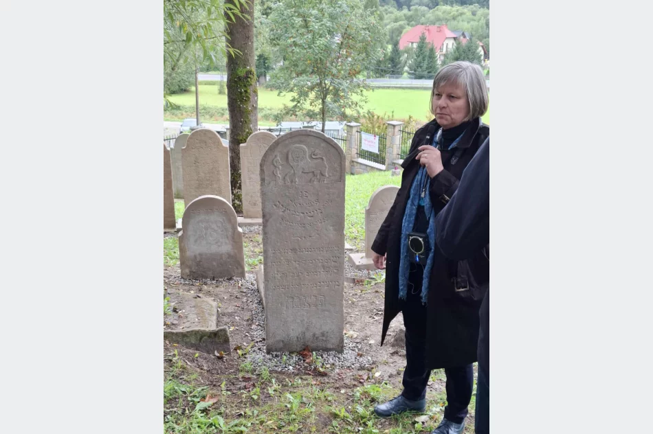 Zwiedzano odnowiony cmentarz - zdjęcie 17