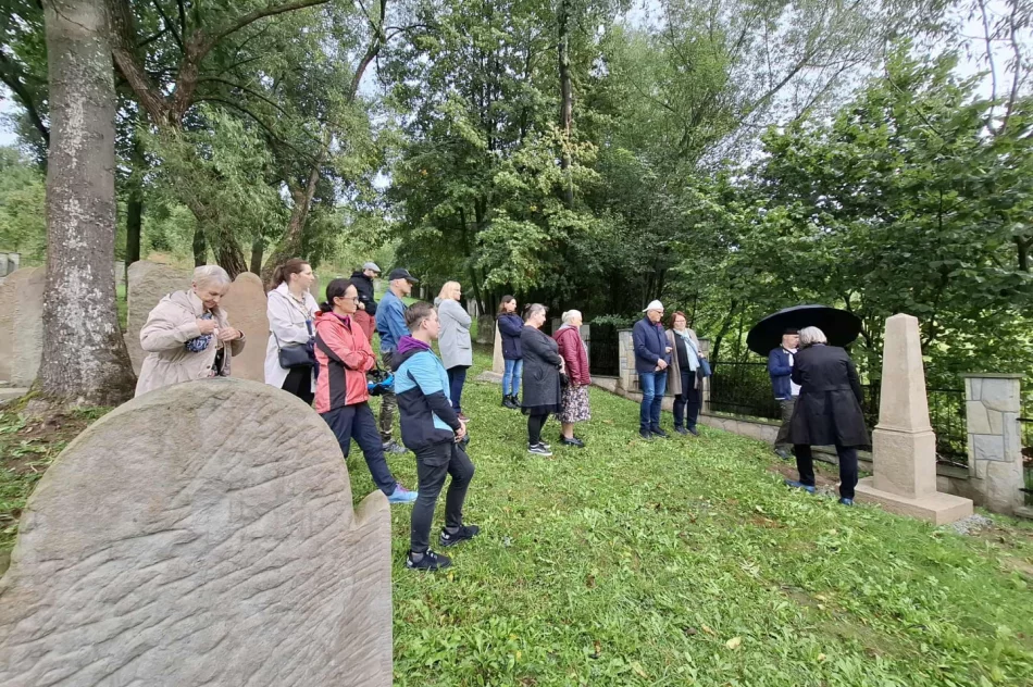 Zwiedzano odnowiony cmentarz - zdjęcie 18