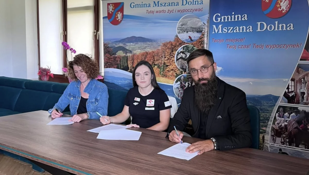 Pierwsza umowa sponsorka/fot.: UG Mszana Dolna