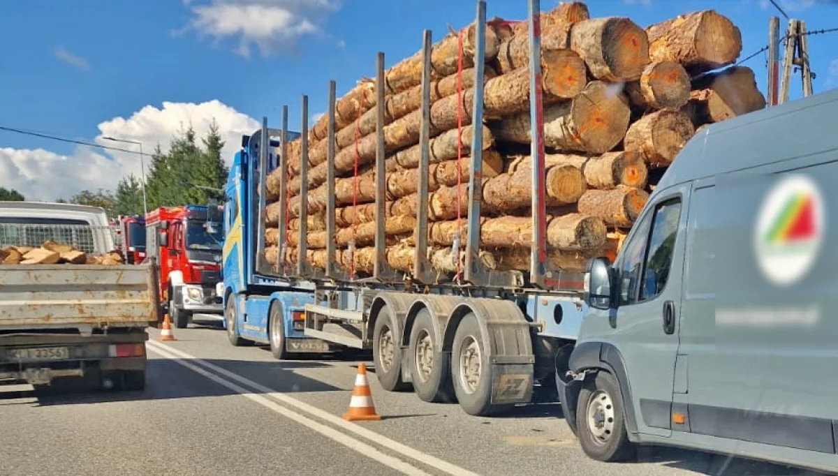 Fiat wjechał w tył ciężarówki, kierowca poszkodowany