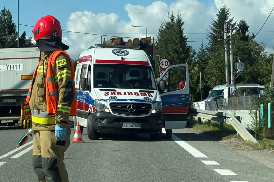 Fiat wjechał w tył ciężarówki, kierowca poszkodowany - zdjęcie 2