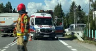Fiat wjechał w tył ciężarówki, kierowca poszkodowany - zdjęcie 2