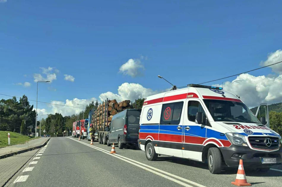 Fiat wjechał w tył ciężarówki, kierowca poszkodowany - zdjęcie 3