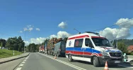 Fiat wjechał w tył ciężarówki, kierowca poszkodowany - zdjęcie 3