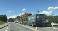 Fiat wjechał w tył ciężarówki, kierowca poszkodowany - zdjęcie 4