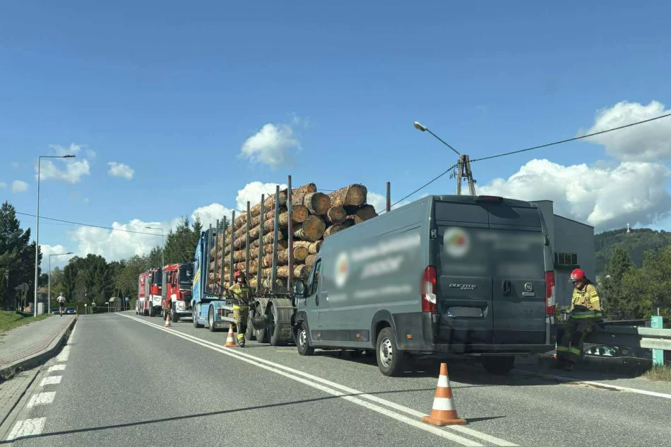 Fiat wjechał w tył ciężarówki, kierowca poszkodowany - zdjęcie 4