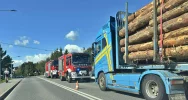 Fiat wjechał w tył ciężarówki, kierowca poszkodowany - zdjęcie 5