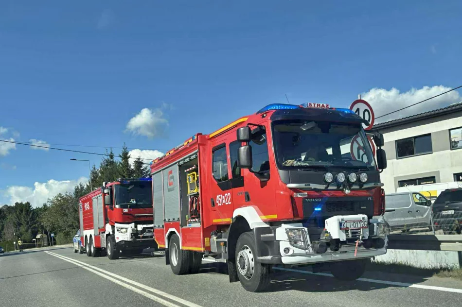 Fiat wjechał w tył ciężarówki, kierowca poszkodowany - zdjęcie 6