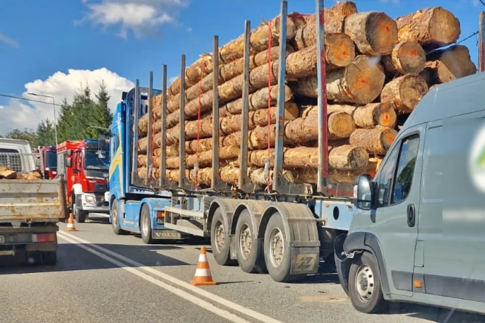 Fiat wjechał w tył ciężarówki, kierowca poszkodowany - zdjęcie 7