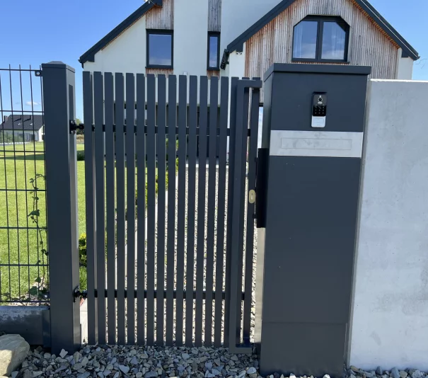 Nowoczesne bramy i ogrodzenia z aluminium oraz stali - Zdjęcie główne