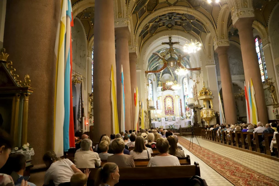 W limanowskiej bazylice odbył się piękny koncert „AVE MARIA MATER DOLOROSA” - zdjęcie 6