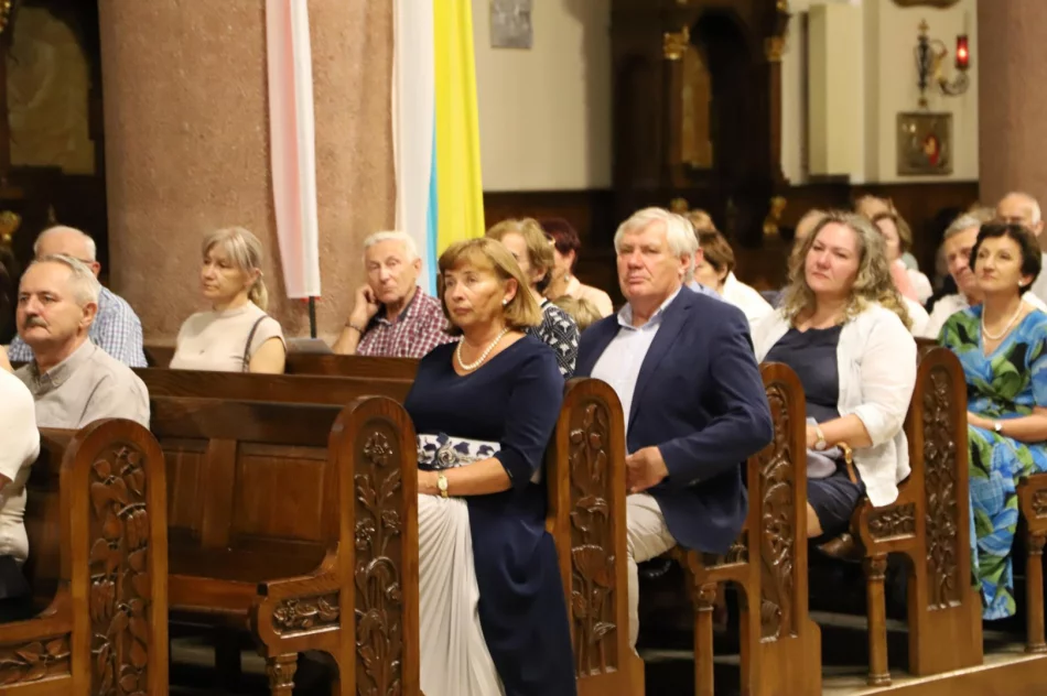 W limanowskiej bazylice odbył się piękny koncert „AVE MARIA MATER DOLOROSA” - zdjęcie 13