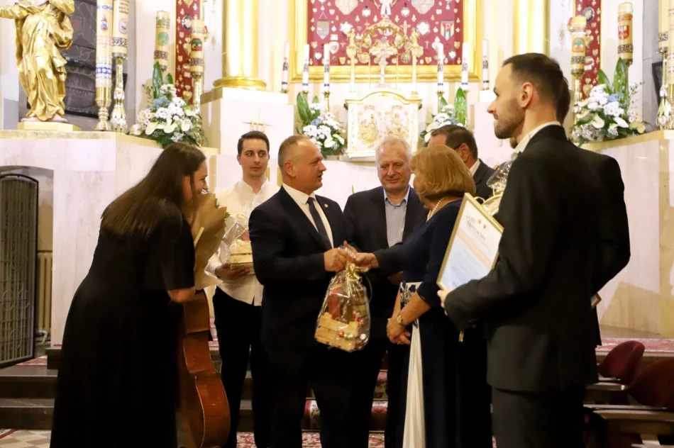 W limanowskiej bazylice odbył się piękny koncert „AVE MARIA MATER DOLOROSA” - zdjęcie 15