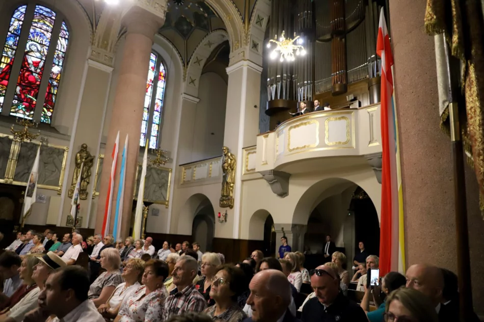 W limanowskiej bazylice odbył się piękny koncert „AVE MARIA MATER DOLOROSA” - zdjęcie 17