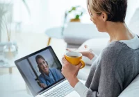 Psychoterapia online a relacja z terapeutą – czy da się zbudować więź przez ekran? - zdjęcie główne