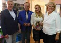 Spotkanie z pisarką Krystyną Mirek w bibliotece w Kaninie - zdjęcie główne
