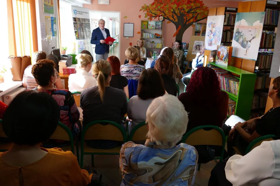 Spotkanie z pisarką Krystyną Mirek w bibliotece w Kaninie - zdjęcie 2
