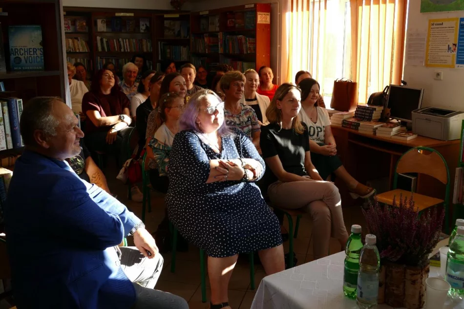 Spotkanie z pisarką Krystyną Mirek w bibliotece w Kaninie - zdjęcie 6