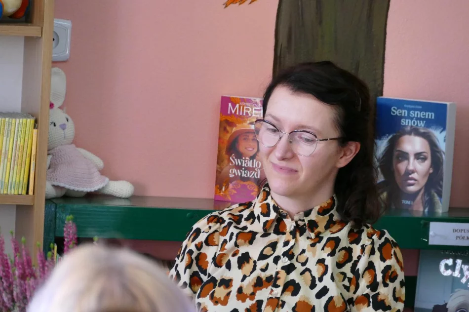 Spotkanie z pisarką Krystyną Mirek w bibliotece w Kaninie - zdjęcie 8