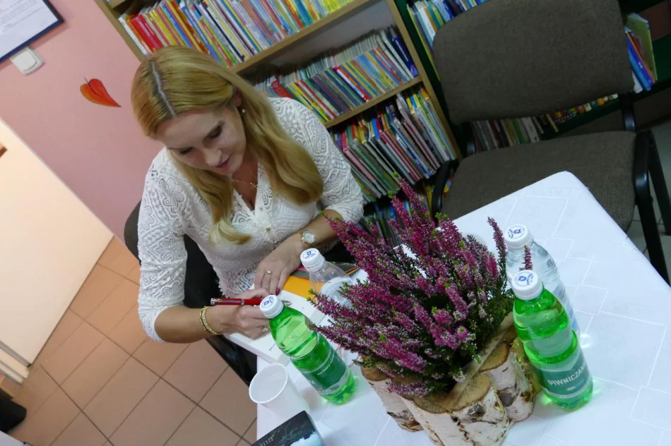 Spotkanie z pisarką Krystyną Mirek w bibliotece w Kaninie - zdjęcie 16