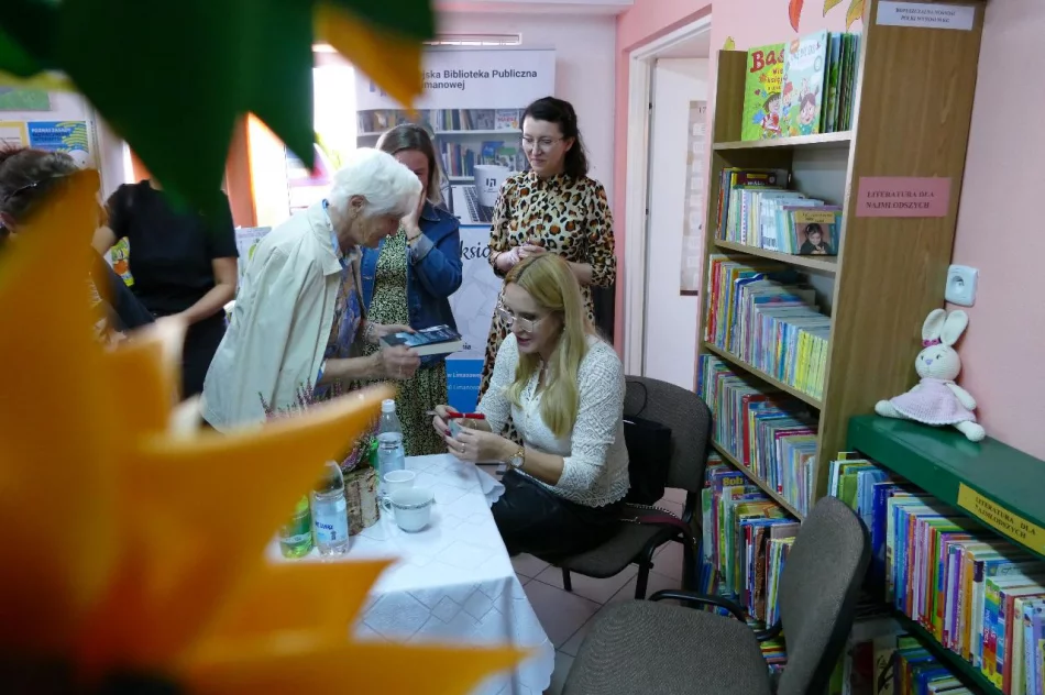 Spotkanie z pisarką Krystyną Mirek w bibliotece w Kaninie - zdjęcie 17