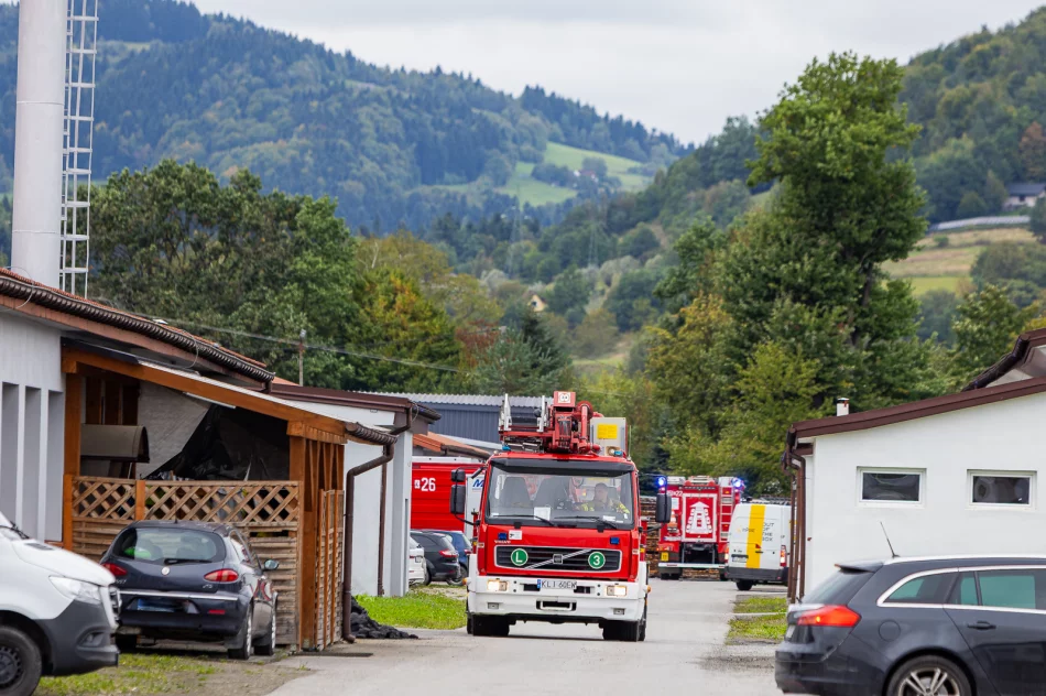Pożar w zakładzie, wezwano straż - zdjęcie 3