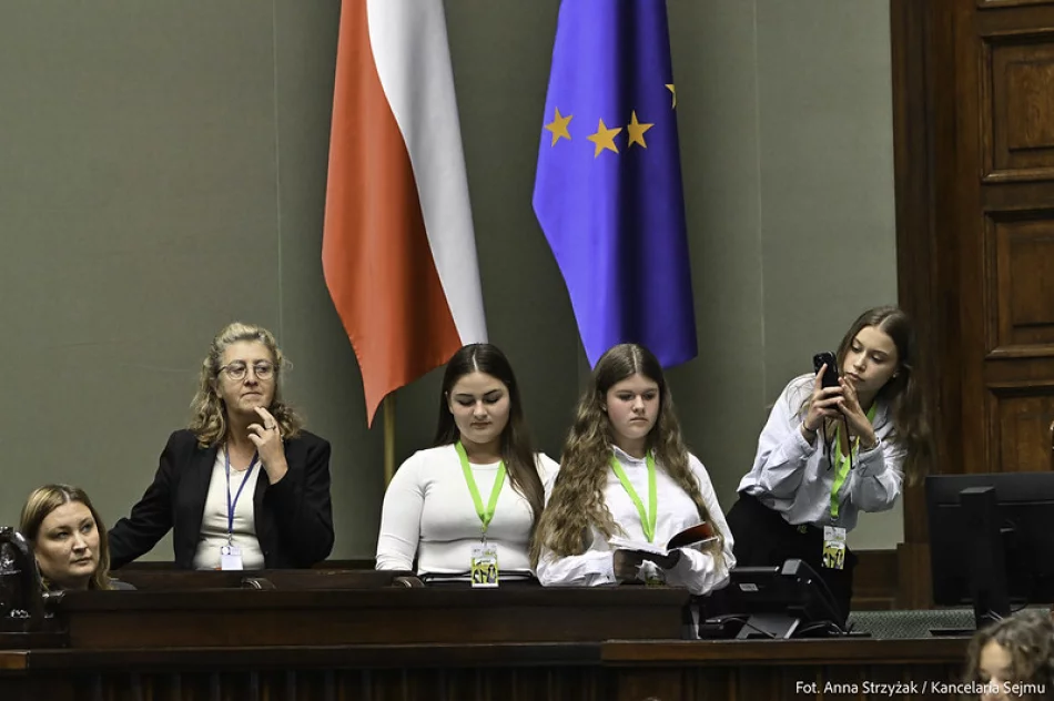 Limanowscy uczniowie na Sejmie Dzieci i Młodzieży - zdjęcie 3