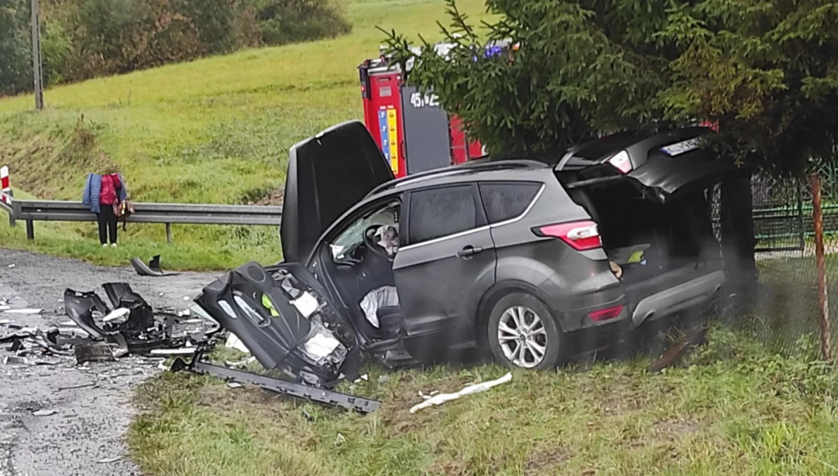 Czołowe zderzenie na DK 28: trzy osoby ranne