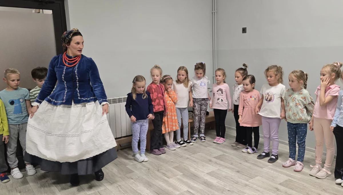 Warsztaty taneczne z zespołem regionalnym „Starowiejski HYR” w Miejskim Przedszkolu Nr 2