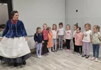 Warsztaty taneczne z zespołem regionalnym „Starowiejski HYR” w Miejskim Przedszkolu Nr 2 - zdjęcie główne